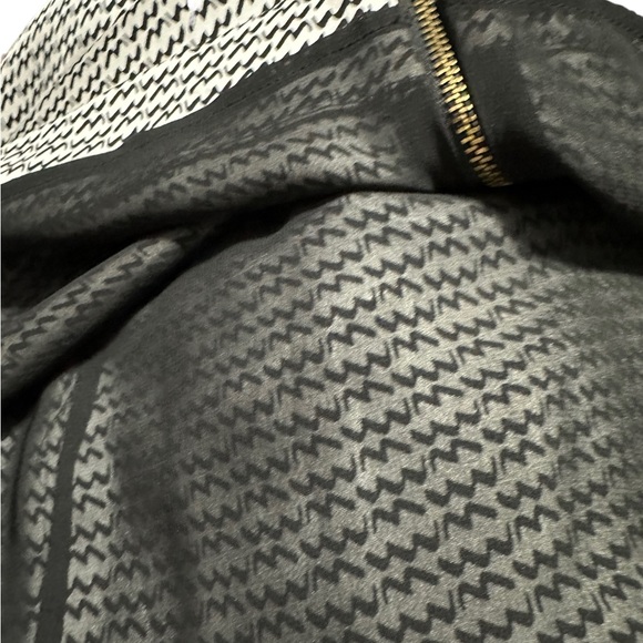 Diane Von Furstenberg silk dress size 4.Black and white.Zips from top and bottom - Picture 12 of 13